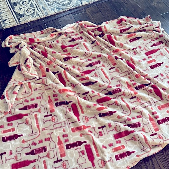 Wine lovers Red and Cream wine Patterned throw Blanket - Picture 3 of 5